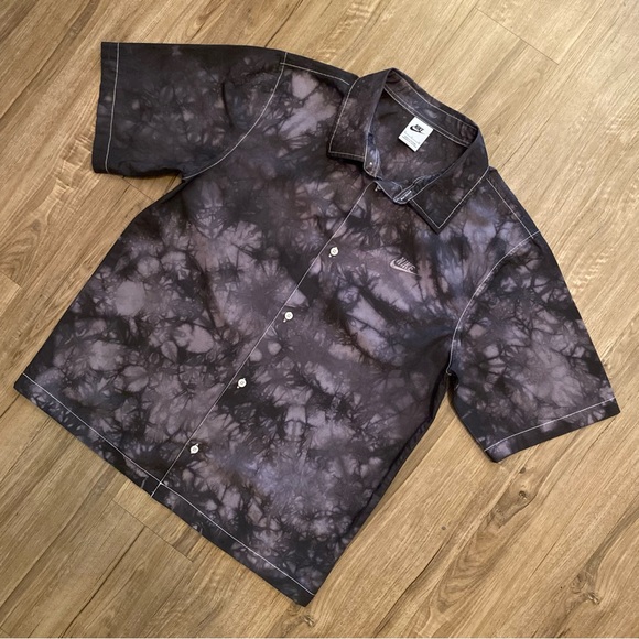 ♠️NEW♠️ CUSTOM NIKE TIE DYE MEN’S BUTTON UP SHORT SLEEVE - Picture 1 of 8